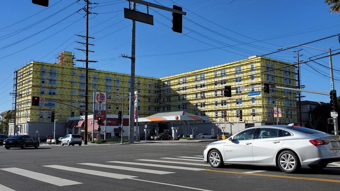 ユニベアシティ Mixed-use development fully-framed at Sepulveda & Manchester