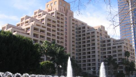 Exterior of the hotel at 2151 Avenue of the Stars in 2006