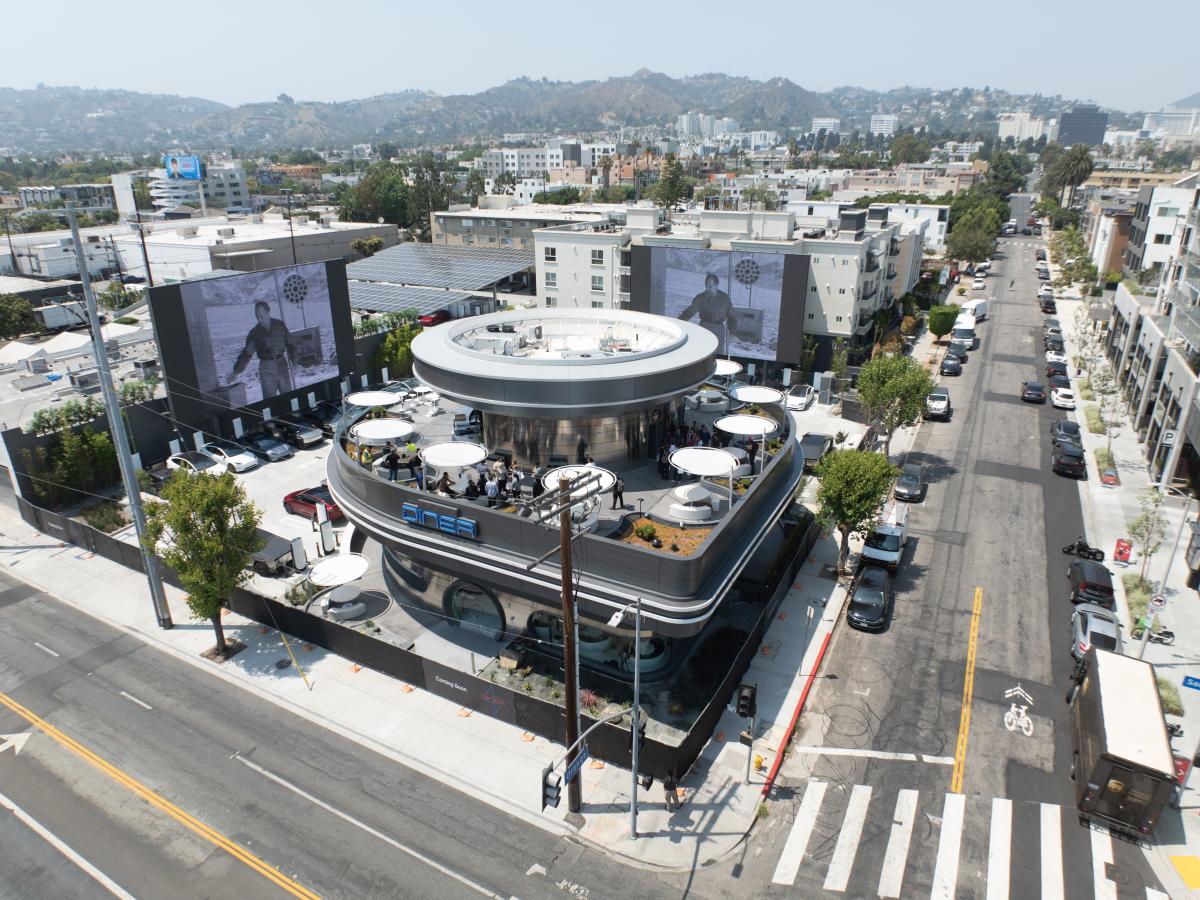 コカコーラ オブジェ ドライブイン ダイナー Tesla's retro futuristic diner completed at 7001 W. Santa Monica